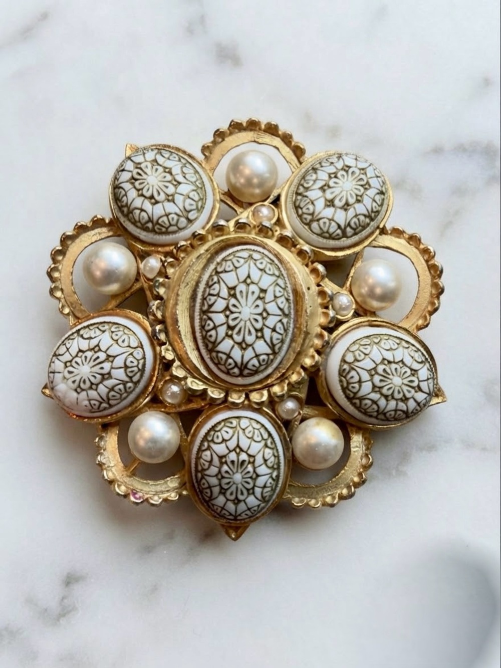 Vintage Hattie Carnegie White Lace Glass Cameo Pearl Gold Tone Brooch Pin